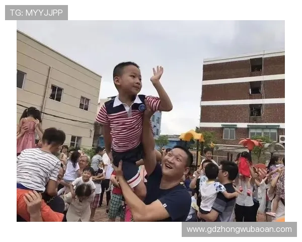 足球场上球星牵手孩子共度温馨时光展现父爱与运动精神