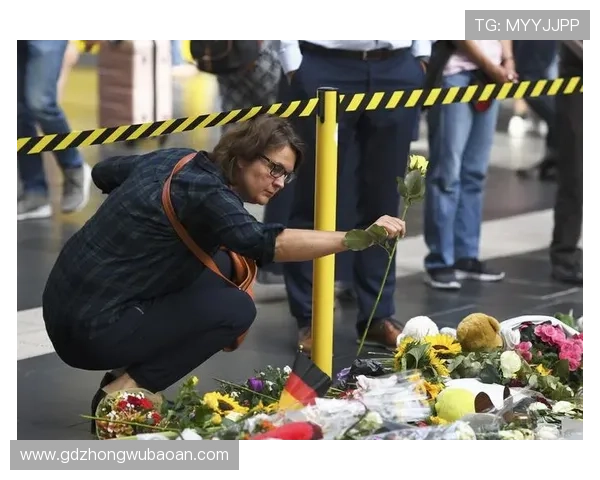足球巨星突遭噩耗全城悲痛球迷泪洒绿茵寄托无尽哀思 足球巨星突遭噩耗全城悲痛球迷泪洒绿茵寄托无尽哀思