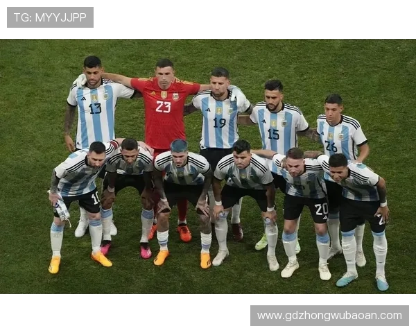 足球巨星齐聚一堂共享荣耀时刻碰杯庆祝赛场辉煌成就