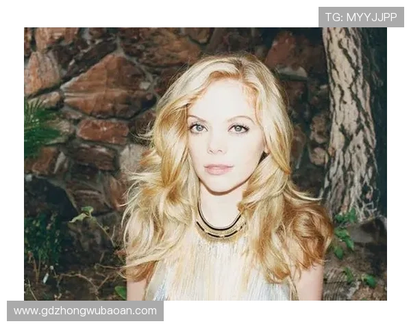 足球巨星女友私下生活照曝光 展现甜美日常与明星光环下的真实一面 足球巨星女友私下生活照曝光 展现甜美日常与明星光环下的真实一面